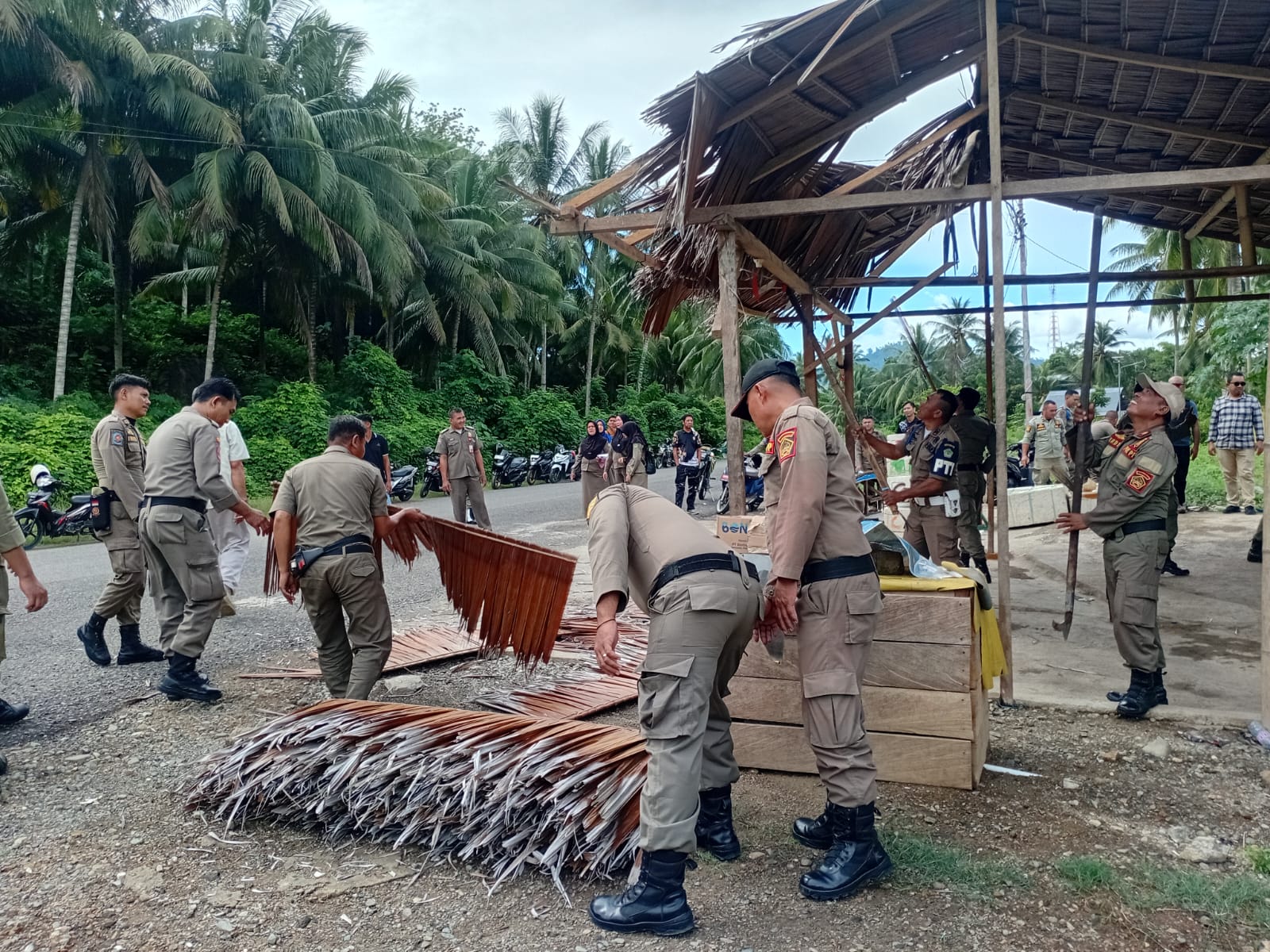 SATPOL PP BOALEMO TERTIBKAN SEBUAH LAPAK IKAN DI RUAS JALAN MENUJU PELABUHAN TILAMUTA