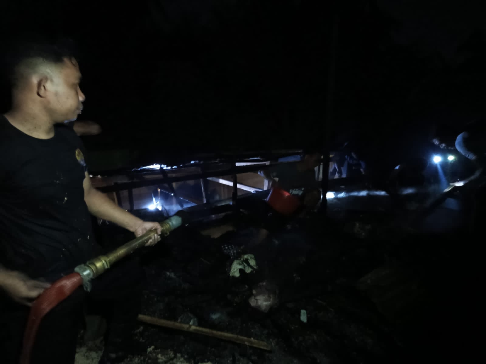 PETUGAS DAMKAR BOALEMO SIGAP TANGANI KEBAKARAN RUMAH WARGA DI DESA MOHUNGO